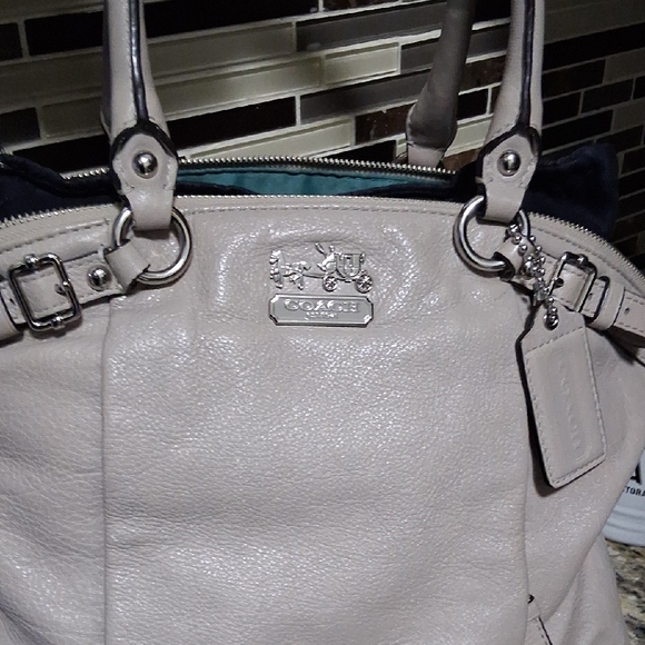 Coach Beige Leather Shoulder Bag - Picture 4 of 9